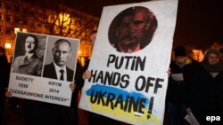 Участники акции протеста против действий России в Крыму. Познань, март 2014 года