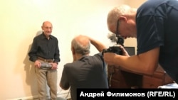 Натан Фарб снимает портрет Виктора Гольденберга