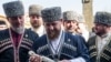 Глава Чечни Рамзан Кадыров (в центре) и его советник, депутат Госдумы Адам Делимханов (слева)