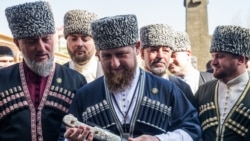 Глава Чечни Рамзан Кадыров (в центре) и его советник, депутат Госдумы Адам Делимханов (слева)