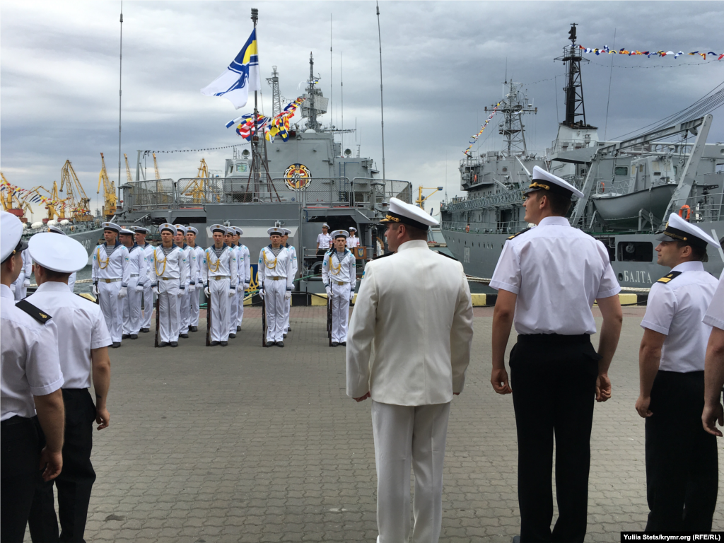 На кораблях торжественно подняли военно-морские флаги. 