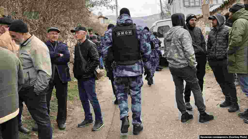 Российские силовики утром 11 марта пришли с обысками в дома крымских татар в Бахчисарае и Бахчисарайском районе. Задержаны пятеро человек: Энвер Мустафаев, Сейтумер Сейтумеров (историк – КР), Осман Сейтумеров, Амет Сулейманов, Рустем Сейтмеметов. Их увезли в отделение ФСБ