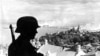 Нацистский караул в Киеве 19 сентября 1941 года. На заднем плане – один из взорванных мостов через Днепр