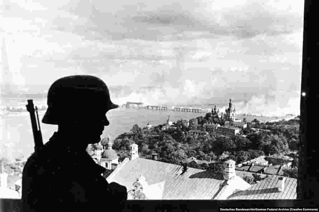Нацистский часовой в Киеве, 19 сентября 1941 года. В июне 1941-го, в то время как уже два года действовал договор о ненападении между Германией и Советским Союзом, войска нацистов неожиданно напали на СССР. В течении нескольких недель нацисты захватили восток Польши и другие, оккупированные Советским Союзом территории, а также большую часть Украинской ССР и другие территории советских республик.