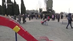 В Севастополе напротив детской площадки выставили военную технику (видео) В Севастополе напротив детской площадки выставили военную технику (видео)