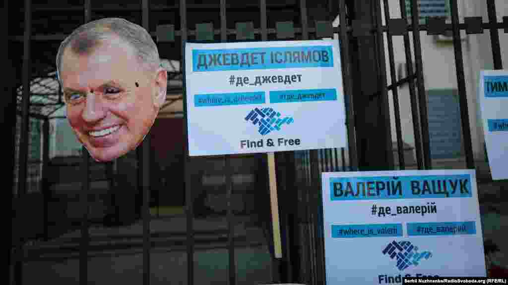 Эрвина Ибрагимова похитили три года назад – в ночь на 25 мая 2016 года. Его машину нашли брошенной посреди дороги. Примерно в 23:00 24 мая он позвонил отцу и спросил о документах на машину. После этого связь с Эрвином прекратилась и все попытки дозвониться ему были безрезультатными