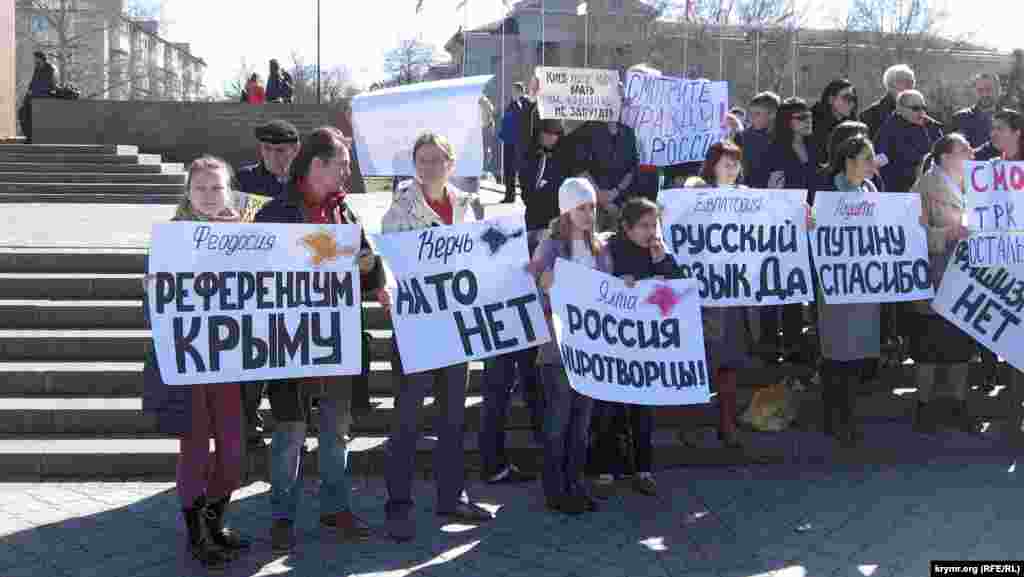 На площу привели дітей. Те, що після мітингу всі, здавши плакати, збиралися біля якогось активіста з відомістю, бачило чимало людей. Чи платили дітям – невідомо, можливо, батьки отримували за кількість приведених на мітинг «душ».