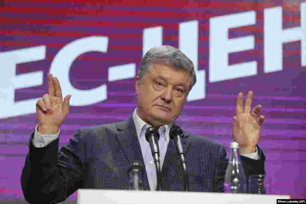 Ukrainian President Petro Poroshenko gestures while speaking at his headquarters in Kyiv after the election, March 31, 2019. (AP/Efrem Lukatsky)