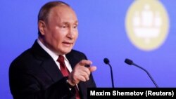 Президент России Владимир Путин на Петербургском экономическом форуме в 2022 году. Архивное фото