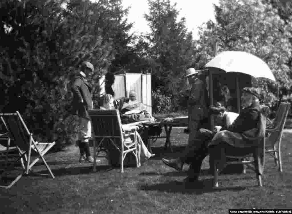 Казимир малює портрет матері Софії Шептицької. 1903 рік. Фото з колекції «Archiwum Szeptyckich» (Власність «Fundacji Rodu Szeptyckich»)