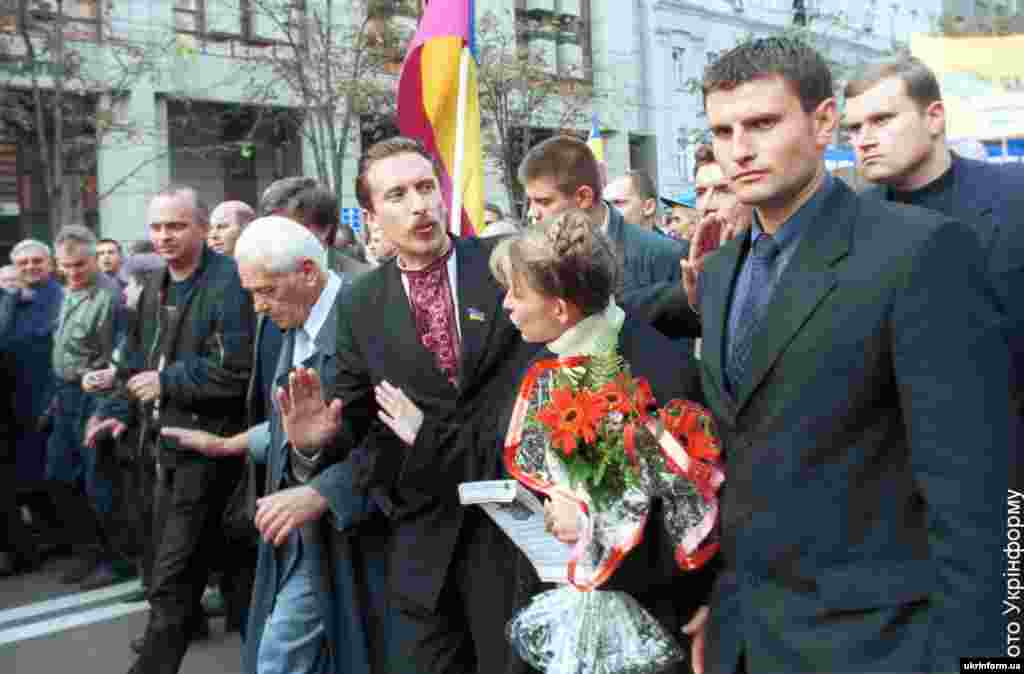 На акции протеста "Вставай, Украина!", во время которой оппозиция требовала проведения внеочередных выборов и скорейшего ухода в то время президента страны Леонида Кучмы. Киев, 16 сентября 2002 года  