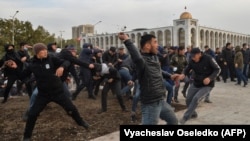 Жапаров-Ташиев менен Атамбаев-Бабановдун тарапкерлеринн кагылышы. 9-октябрь, 2020-жыл.