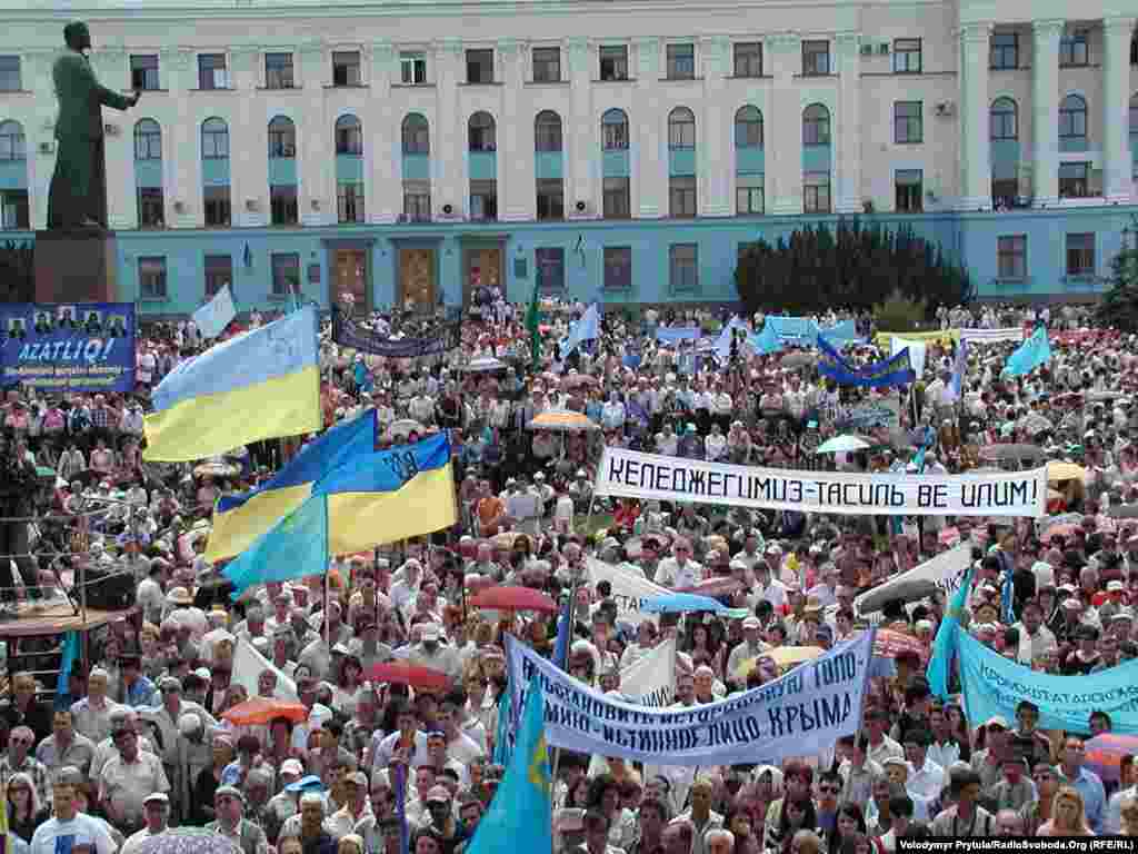 3. Год 2007-й, Симферополь, площадь Ленина.  Среди лозунгов на транспарантах – требование вернуть Крыму его «истинное лицо» – восстановить историческую топонимику. Лишь в этом году власти Украины показали желание решить эту проблему в рамках декоммунизации.