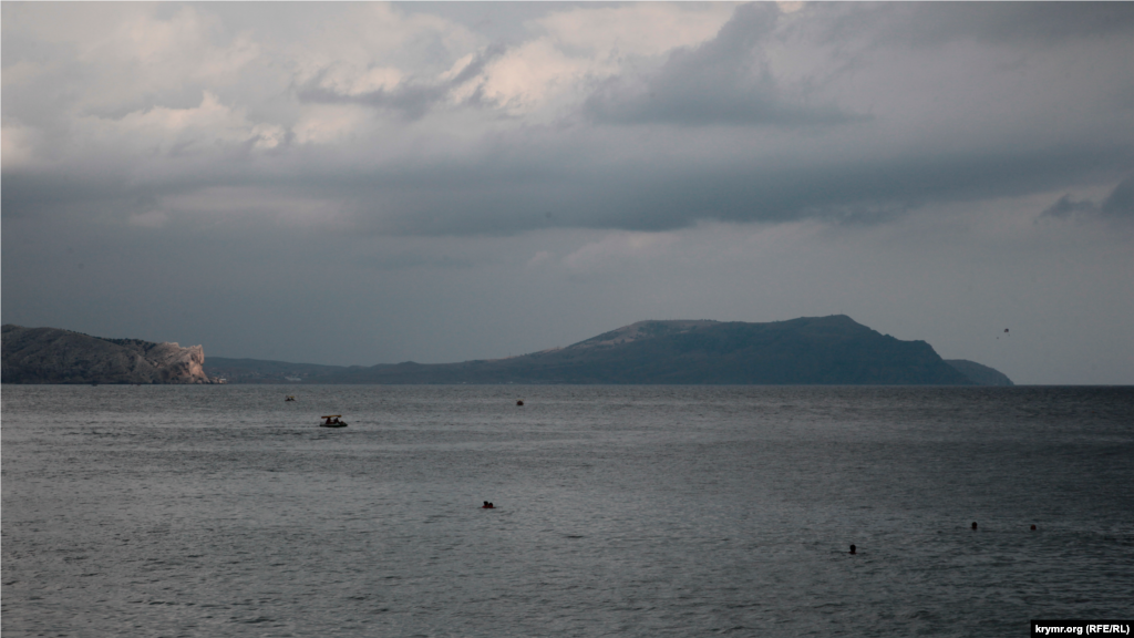 Вид на предгрозовое море с пляжа Нового Света. В тот день юго-восток Крыма был охвачен дождевым фронтом  