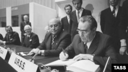 Хельсинки, 1 августа 1975 года. Церемония подписания заключительного акта Совещания по безопасности и сотрудничеству в Европе