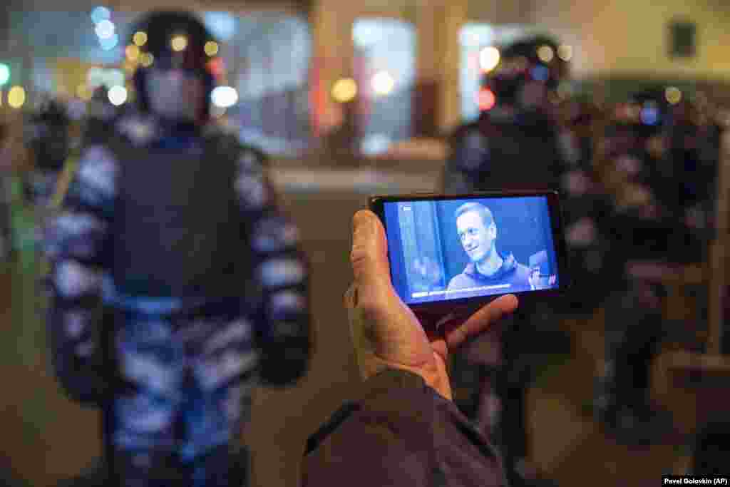 Журналист смотрит прямую трансляцию судебного заседания по делу Навального. 2 февраля Симоновский суд Москвы заменил политику условный срок на реальный – 3,5 года колонии общего режима. Навальный проведет в заключении чуть более 2,5 лет, поскольку в 2014 году несколько месяцев провел под домашним арестом. Это его первый реальный срок