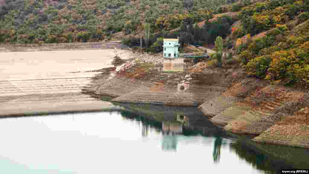 Ізобільненське водосховище під Алуштою – найглибше в Криму. Максимальна глибина – 70 метрів. Об'єм – 13,25 млн кубічних метрів. Довжина – 4 кілометри. Гребля земляна, заввишки 70 метрів і завдовжки 550 метрів, 25 жовтня 2020 року