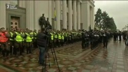 Протестующие в Киеве заблокировали Раду Протестующие в Киеве заблокировали Раду
