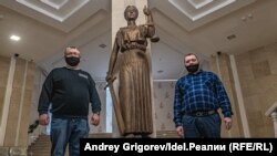 Казанский юрист Ильнур Хамидуллин (справа) решил запросить помощи у американской Фемиды.