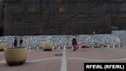 Стихийная стена памяти медработникам, погибшим в пандемию коронавируса