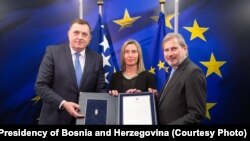 Milorad Dodik, kao predsjedavajući Predsjedništva BiH predaje odgovore na Upitnik Evropske komisije delegaciji EU. Brisel, mart 2019. godine.