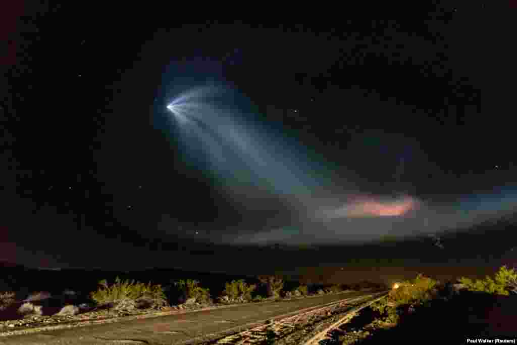 Ракета Falcon 9 промайнула небом над гайвеєм 66 у Каліфорнії у 2018 році.   Хоча майбутній пілотований політ ознаменує нову еру самостійності для космічної програми США, якщо вона буде успішною, стосунки між NASA та її російським колегою Роскосмосом, схоже, продовжуватимуться. Раніше цього місяці адміністратор NASA Джим Бріденстайн заявив: «Ми хочемо, щоб відносини в освоєнні космосу залишалися міцними. Ми бачимо день, коли російські космонавти зможуть запускати американські ракети, а американські космонавти зможуть запускати російські ракети. Пам'ятайте, що половина Міжнародної космічної станції – російська, і ми мусимо бути впевненими, що маємо постійний доступ до неї, і що вони мають постійний доступ до неї, то ми повинні бути готові до запуску на транспортних засобах один одного»