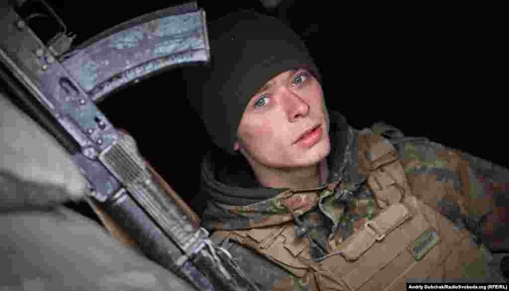 «Анархіст» Його Радіо Свобода зустріло на передових позиціях під Маріуполем. Він матрос морської піхоти.  Про те, як і де готують таких офіцерів, як він, можна почитати тут. 