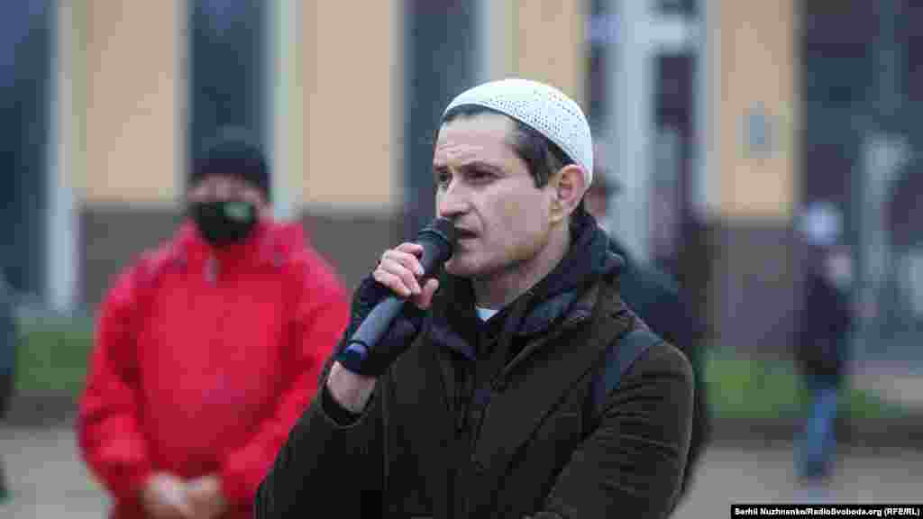 Ахтем Сеитаблаев на акции в поддержку украинских политзаключенных перед пустым стулом гражданского журналиста Османа Арифмеметова, Киев, 16 ноября 2020 года. «Пустые стулья» – акция в поддержку граждан Украины, заключенных в России и аннексированном ею Крыму, а также удерживаемых на оккупированных территориях Донецкой и Луганской областей