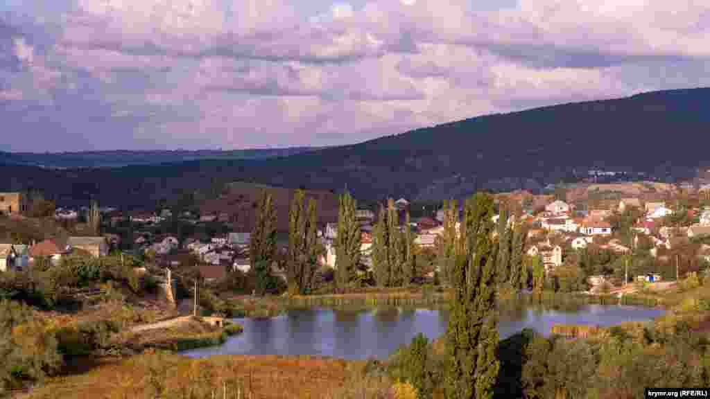 В лучах осеннего заката – пруд, дачные участки и село Лозовое по обеим сторонам автодороги Симферополь-Ялта 