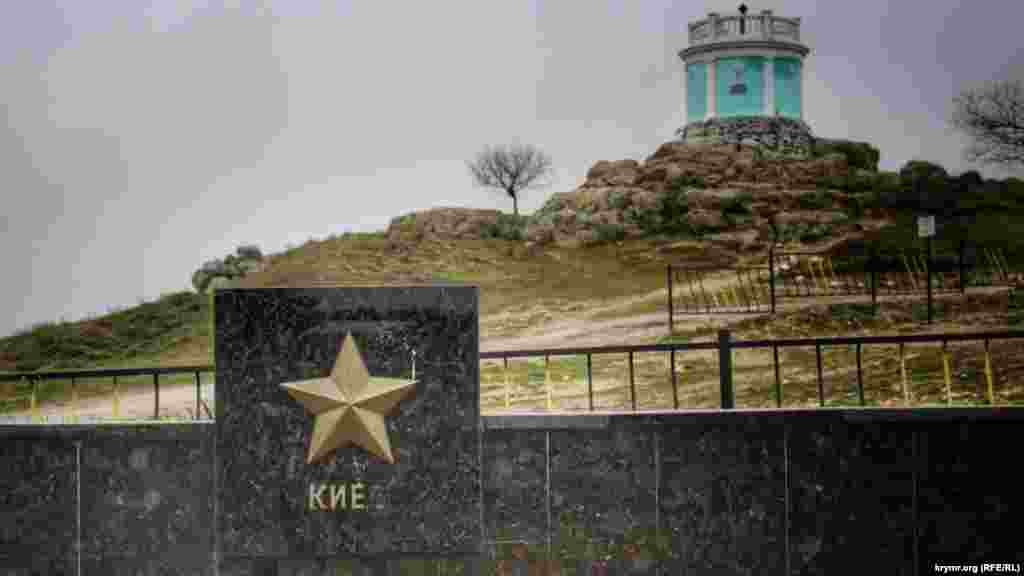 На постаменте, где указан Киев, куда-то исчезла буква «в»
