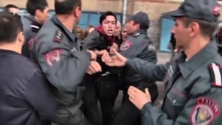Армения: полиция разогнала акцию протеста в Ереване (видео) Армения: полиция разогнала акцию протеста в Ереване (видео)