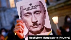 Плакат із акції засудження війни, розв'язаної путінським режимом проти суверенної України. Рим, Італія. 2022 рік