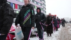 Жители Екатеринбурга "обняли башню" Жители Екатеринбурга "обняли башню"