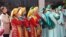 Артисты в удмуртских и татарских платьях на День суверенитета в Казани, 30 августа 2014 г. Архивное фото