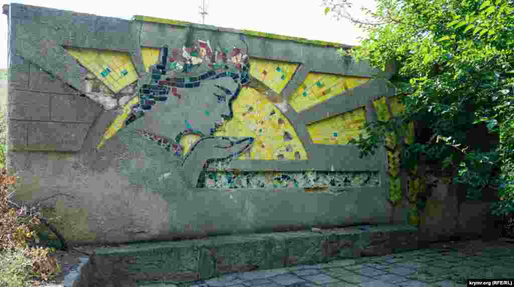 Автодорога Симферополь-Евпатория сразу же за городской чертой «ныряет» в двойной тоннель под взлетно-посадочной полосой центрального Симферопольского аэропорта. Почти сразу за тоннелем начинается село Родниковое (до 1948 года – Старый Кулчук)