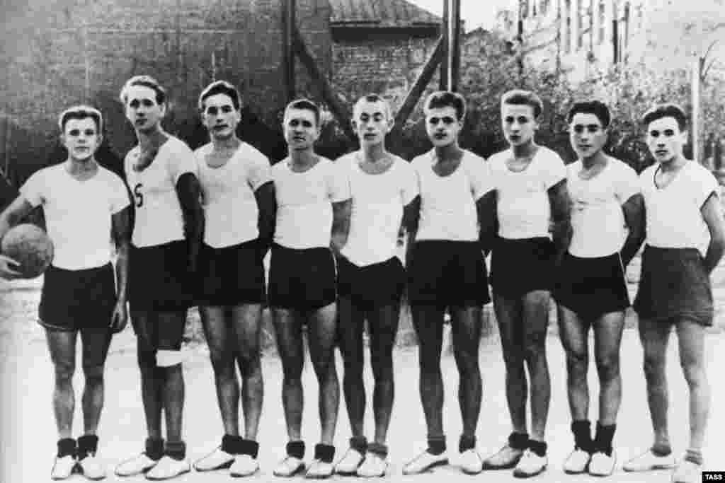 Гагарин (крайний слева) со своей волейбольной командой в 1950 году. Во взрослом возрасте он оставался невысоким – всего 157 сантиметров