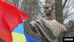 Ілюстрацыйнае фота. Помнік Герою Ўкраіны Раману Шухевічу ў сяле Білагоршча Львоўскай вобласьці