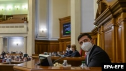 Президент Украины Владимир Зеленский на внеочередном заседании Верховной рады, Киев, 30 марта 2020 года