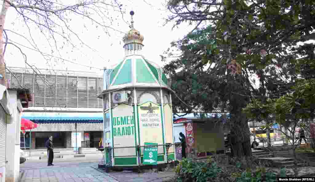 Обменные пункты в Крыму не работают. Валюту меняют только в банках.   
