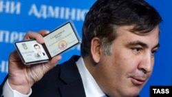 Михаил Саакашвили демонстрирует удостоверение советника президента Украины. Киев, 17 февраля 2015 г.