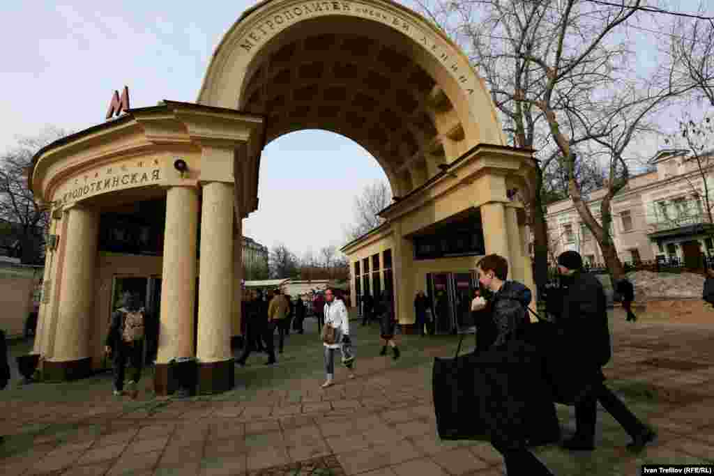 Станция метро "Кропоткинская" – через площадь Храм Христа Спасителя