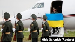 Боєць Національної гвардії Віталій Марків під час повернення до України. Київ, 4 листопада 2020 року