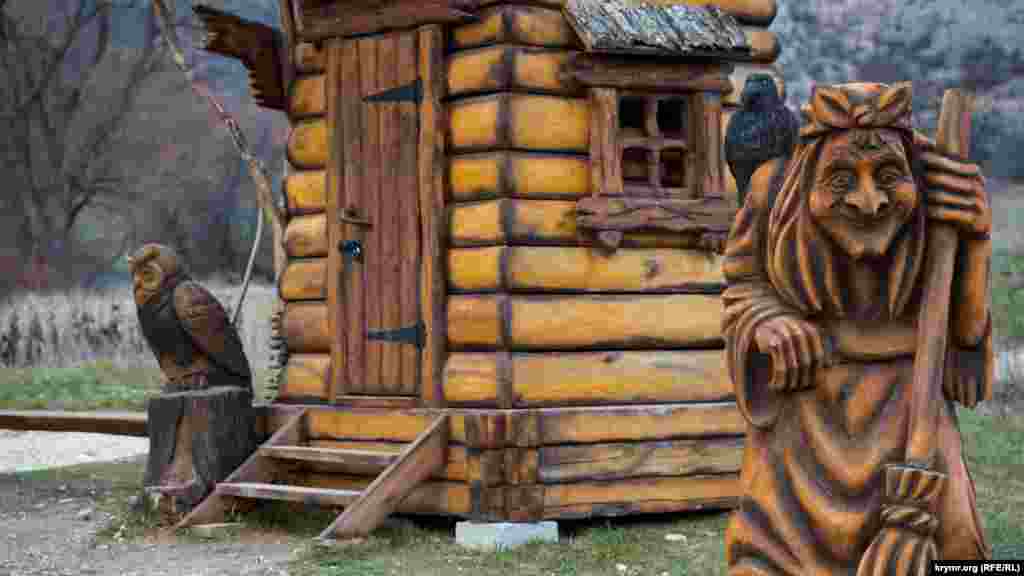 В «Сказочной долине» – Баба-Яга и другие персонажи