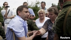 Александр Захарченко во время стихийного митинга в Донецке
