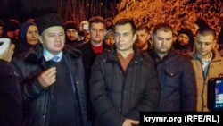 Эмиль Курбединов с адвокатами и защитниками после заседания суда, 6 декабря 2018 года