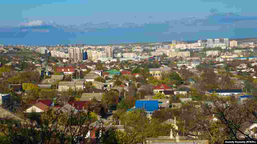 С «Жучки» хорошо видны также строящиеся микрорайоны города – Жигулина роща (слева) и Крымская роза (справа)