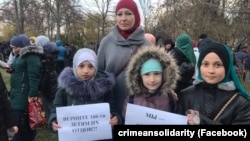 Флешмоб в поддержку задержанных активистов «Крымской солидарности» и детей политзаключенных