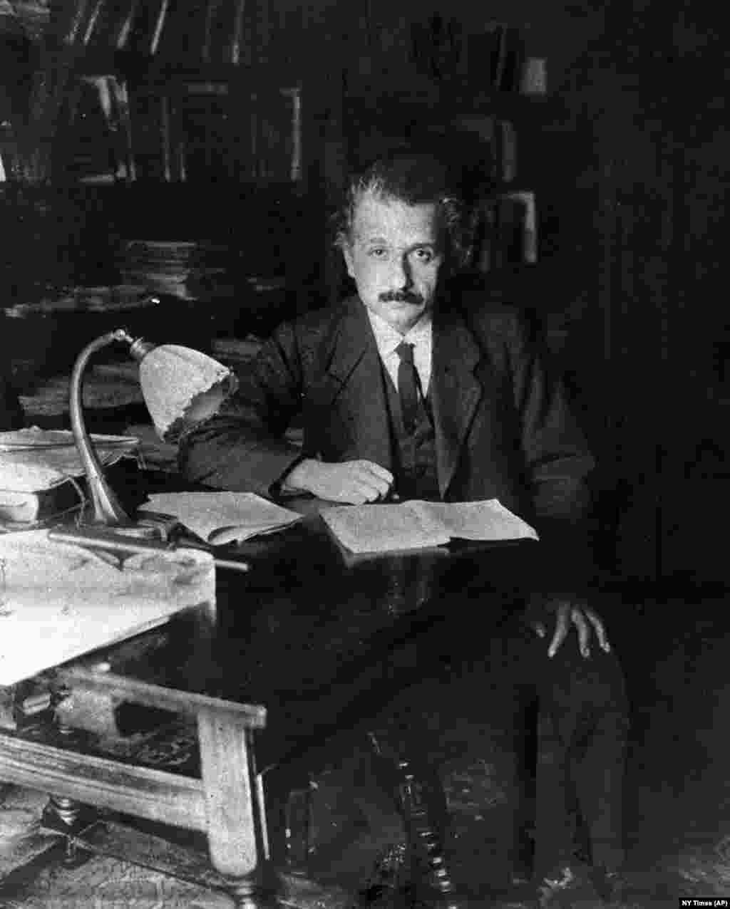 Альберт Эйнштейн позирует в своем кабинете в Берлине в 1919 году. На снимке ему 40 лет. Несмотря на признание в научных кругах, имя Эйнштейна станет известным только после получения им Нобелевской премии по физике в 1921 году  