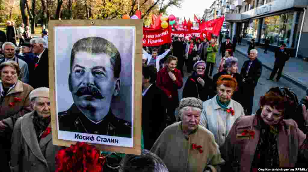 Участники первой акции собрались в симферопольском парке Тренева и провели шествие до памятника Ленину. 