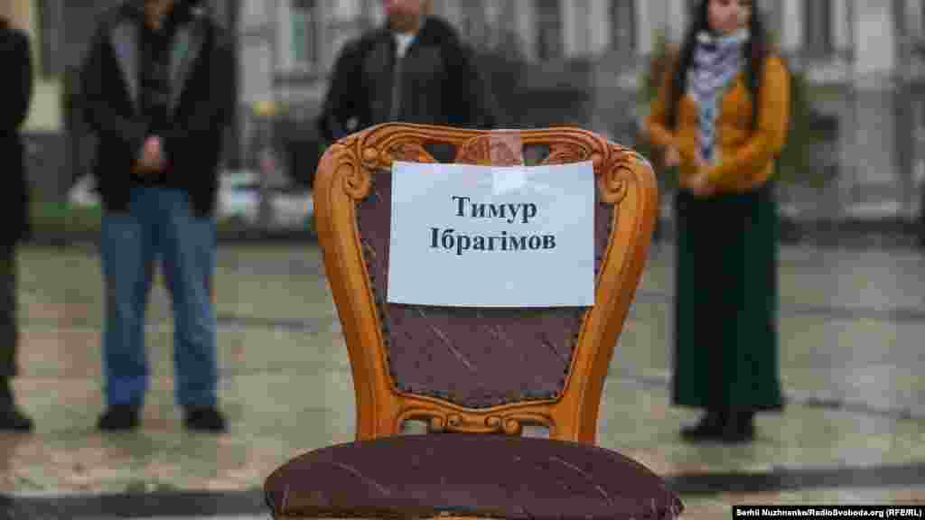 У жовтні 2017 року російські силовики заарештували шістьох жителів Бахчисарая. Це Тимур Ібрагімов, Марлен Асанов, Мемет Бєлялов, Сейран Салієв, Сервер Зекір'яєв та Ернес Аметов. ФСБ Росії інкримінує їм участь у забороненій в Росії та анексованому нею Криму організації «Хізб ут-Тахрір». 16 вересня Південний окружний військовий суд у російському Ростові-на-Дону оголосив вирок Тимуру Ібрагімову – йому присудили 17 років колонії суворого режиму та півтора роки обмежень. Захисники заарештованих і засуджених у «справі Хізб ут-Тахрір» кримчан вважають їх переслідування мотивованим за релігійною ознакою. Адвокати зазначають, що переслідувані у цій справі російськими правоохоронними органами – переважно кримські татари, а також українці, росіяни, таджики, азербайджанці та кримчани іншого етнічного походження, які сповідують іслам. Міжнародне право забороняє запроваджувати на окупованій території законодавство держави-окупанта.